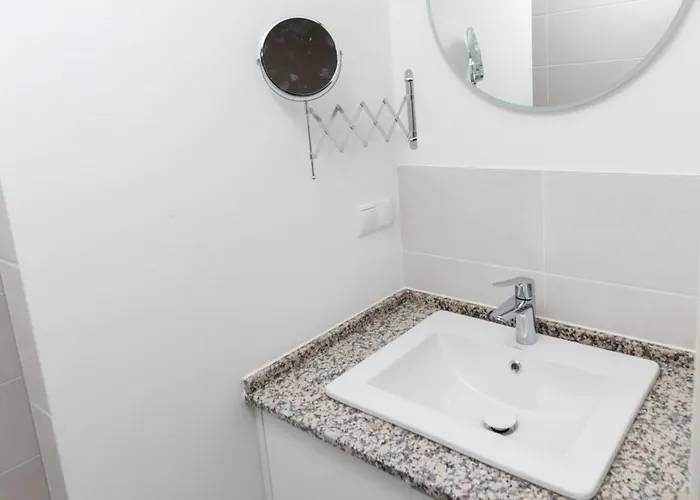 Apartment 2br Getaway W Balcony & Fast Wifi, Near Tram *