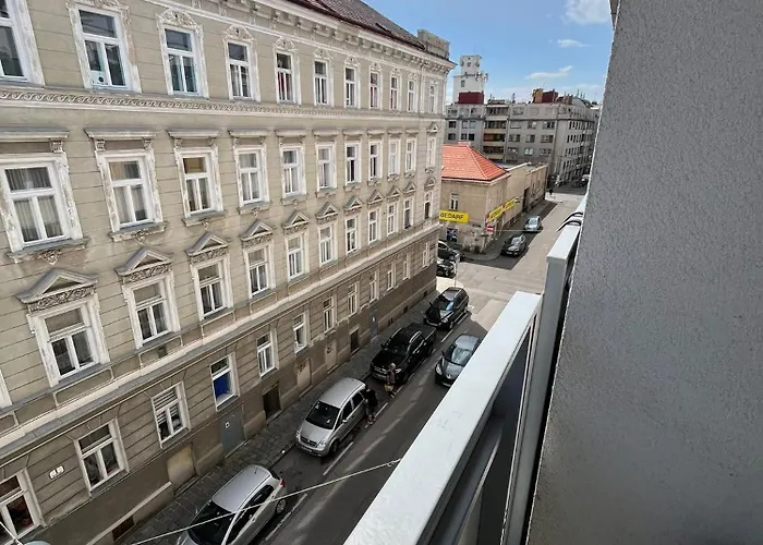 Apartment 2br Getaway W Balcony & Fast Wifi, Near Tram