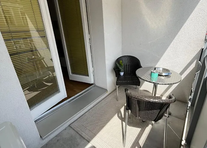 2br Getaway W Balcony & Fast Wifi, Near Tram