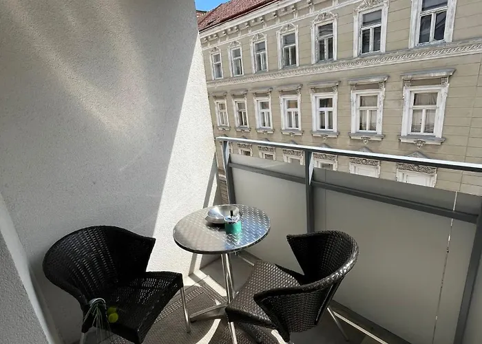 2br Getaway W Balcony & Fast Wifi, Near Tram Vienna