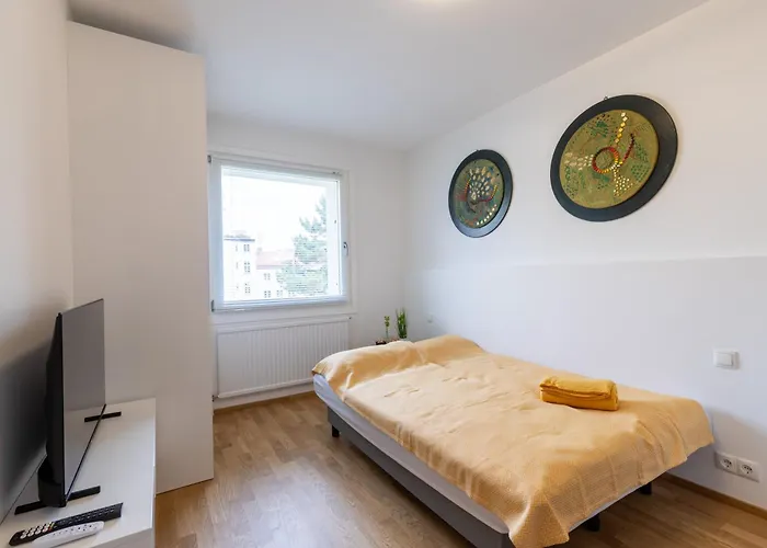 2br Getaway W Balcony & Fast Wifi, Near Tram Apartment *