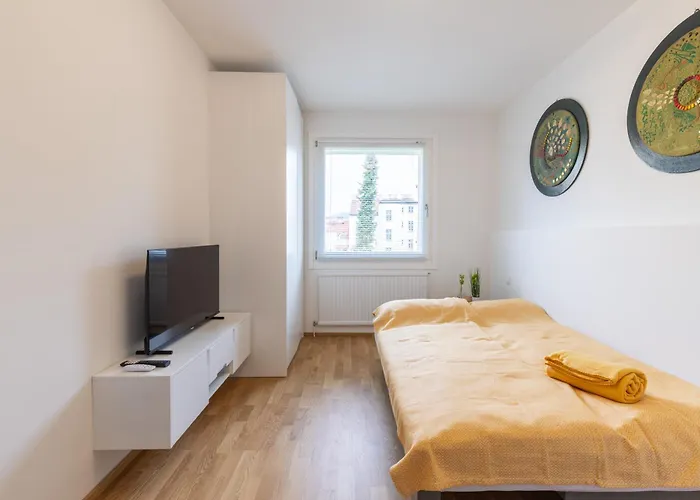 2br Getaway W Balcony & Fast Wifi, Near Tram *