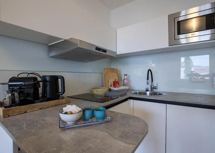 2br Getaway W Balcony & Fast Wifi, Near Tram