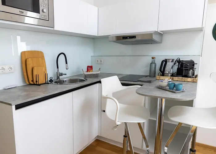 2br Getaway W Balcony & Fast Wifi, Near Tram Apartment