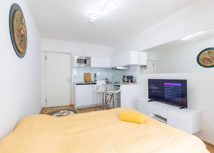 2br Getaway W Balcony & Fast Wifi, Near Tram Apartment *