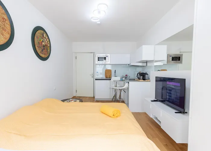 2br Getaway W Balcony & Fast Wifi, Near Tram * Vienna